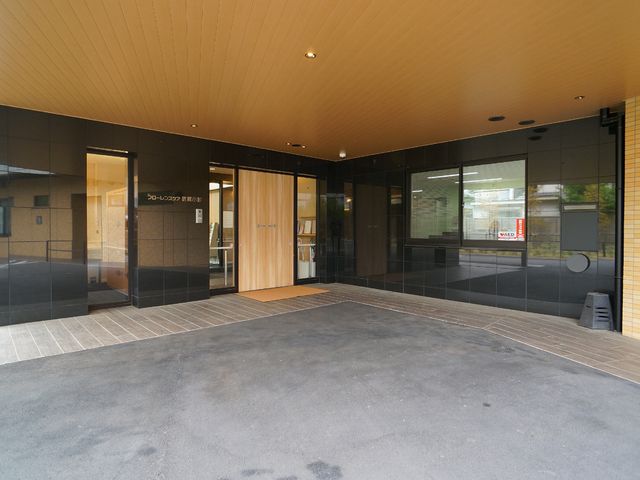 明るいエントランス外観 玄関 広々としたエントランスは、来訪者を温かく迎える設計となっております。バリアフリー設計でどなたでも快適にご利用いただけます。