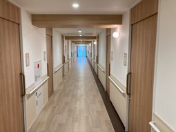 明るく清潔な廊下