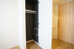 明るい居室のクローゼット