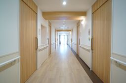 清潔な施設の廊下