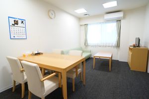 明るい休憩室の様子