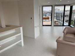 明るい居室とバルコニー