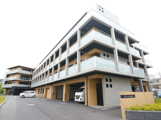 モダンな建物の外観 外観 モダンデザインを採用した明るい雰囲気の建物です。清潔感があり、働く環境としても魅力的な空間が広がっています。