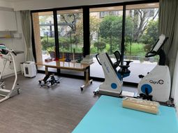 訓練器具ある明るい空間