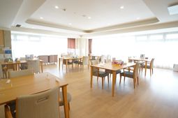 明るいダイニング空間