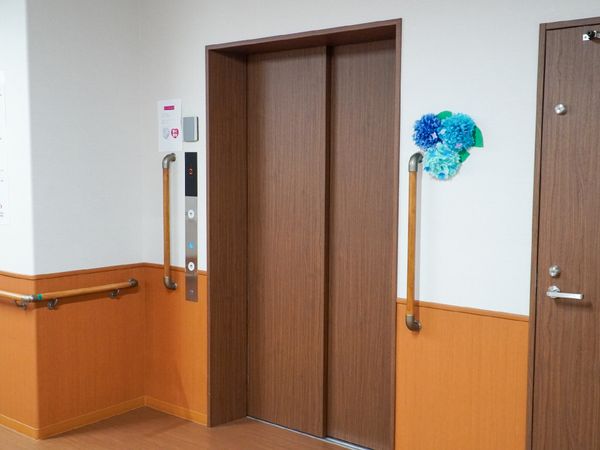 清潔感ある廊下のエレベーター