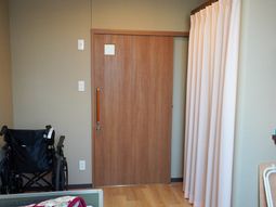 木目調のドアと車椅子