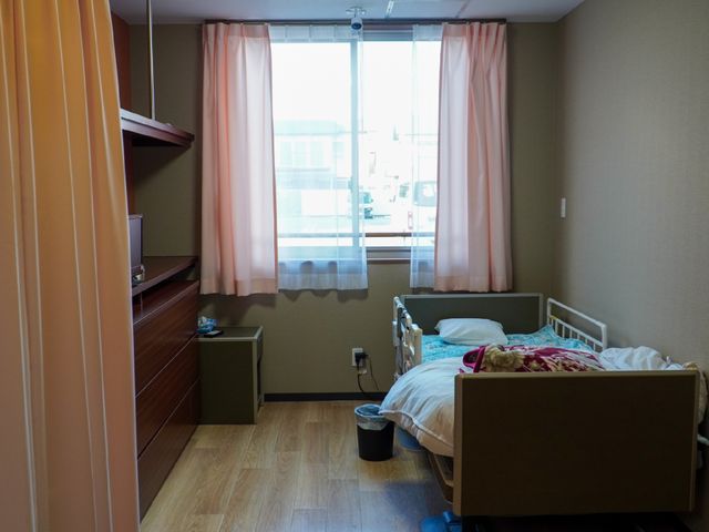 居心地の良い個室 居室 ゆったり過ごせる個室です。窓から自然光が差し込み、落ち着いた色合いのカーテンが心地よい雰囲気を醸し出しています。