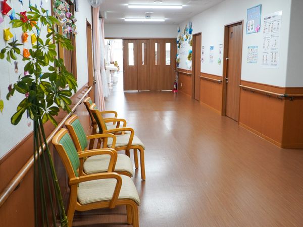 廊下に並ぶ椅子と掲示物