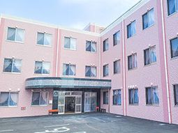 ピンクの建物とエントランス