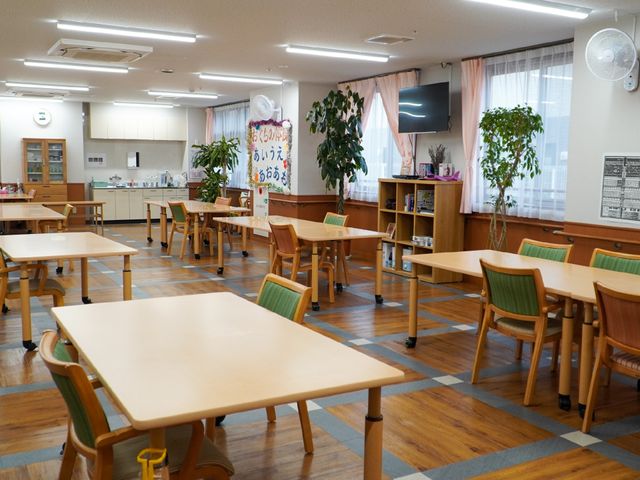 食堂の明るい居心地空間 食堂 木製のテーブルと椅子が配置された、ゆとりあるダイニングです。共に食事を楽しむ心地よい場所となっています。