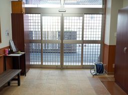 入口の明るい廊下