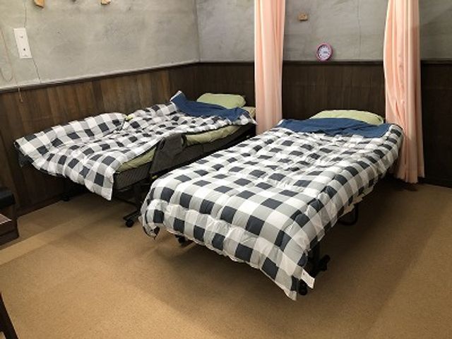 落ち着いた居室 居室 穏やかな配色の寝具で整えられた空間です。リラックスできる優しい雰囲気が魅力です。