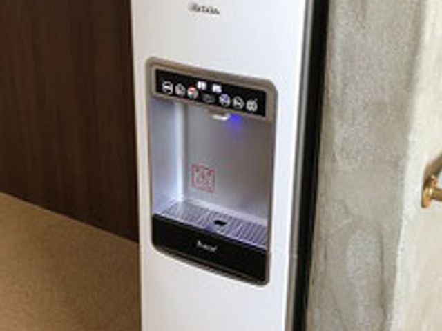 施設内のウォーターサーバー 廊下 廊下には清潔なウォーターサーバーが設置されています。リフレッシュにいつでも利用できます。
