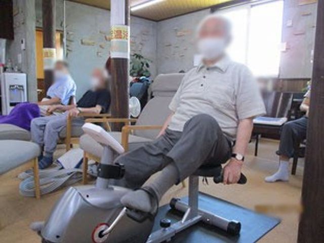 機能訓練を行う部屋 機能訓練室 リラックスした雰囲気の中で、機能訓練機を使いトレーニングに励むことができます。心地よい空間です。