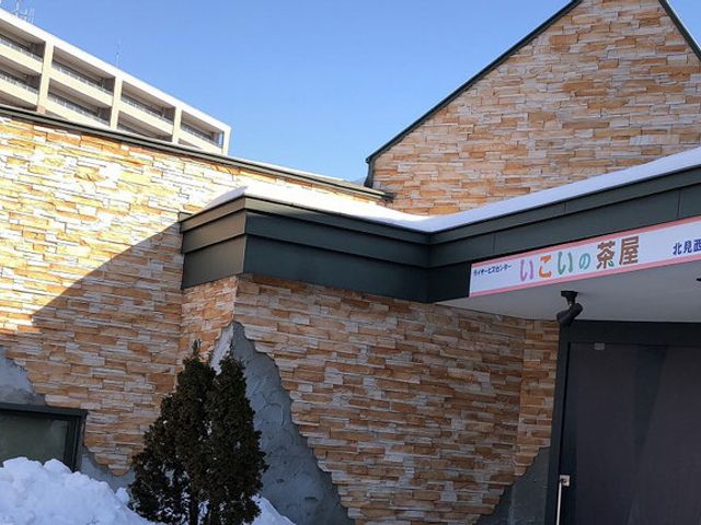 安心感のある外観 外観 落ち着いた色合いのエントランスが特徴の建物です。季節感あふれる環境が魅力的です。