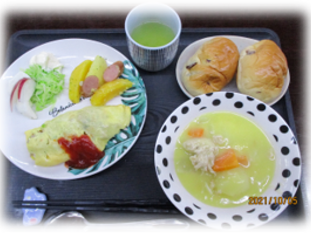 食事のプレート 食堂 彩り豊かな料理が並ぶ食事の場面です。日々の食事が楽しみになります。