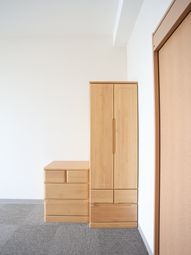 木製の家具と清潔な居室