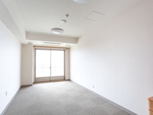 明るく広々とした居室