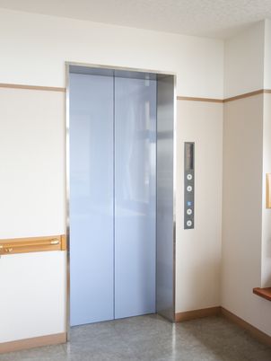 閑静なエレベーター前
