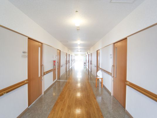 明るく清潔な廊下の風景