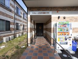 玄関と自動販売機