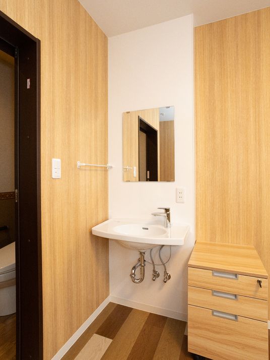 洗面台のある居室の角