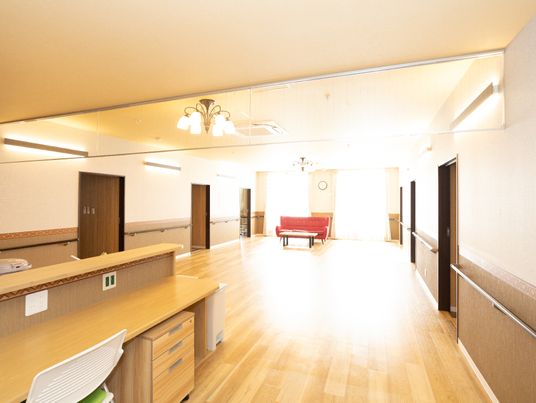 広々とした明るい共用スペース