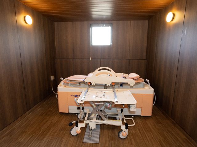 機能訓練用ベッドのある部屋 浴室 最新の設備が整えられた機能訓練室です。ご利用者のリハビリに活用いただけます。