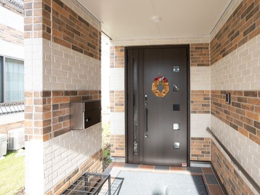 玄関ドアと郵便受け