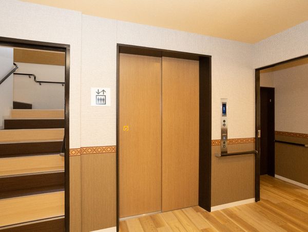 木目調エレベーターと階段