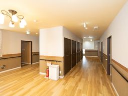 廊下と扉が並ぶ施設内