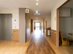明るく広々とした廊下