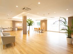 広々とした明るいラウンジ