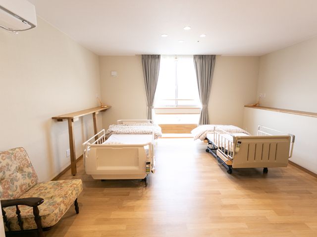 ゆったりとした快適な居室 居室 ゆとりを感じる広々とした部屋は、明るさと暖かみを兼ね備え、快適な日々を送るために整えられています。