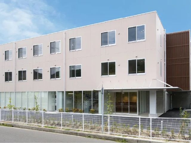介護施設の外観 外観   大きな窓が並ぶ、すっきりとした外観です。明るい印象で、働く場所としても清潔感があります。