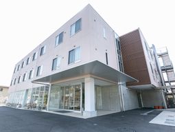 清潔感のある建物のエントランス