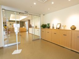 明るい受付スペースの様子