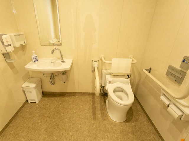 バリアフリー設計のトイレ トイレ 安全を配慮した手すり付きの清潔なトイレです。利用者の快適な生活をサポートする環境が整っています。