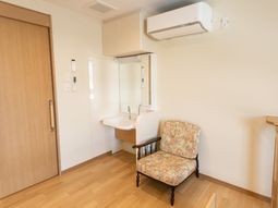 清潔な洗面台のある部屋