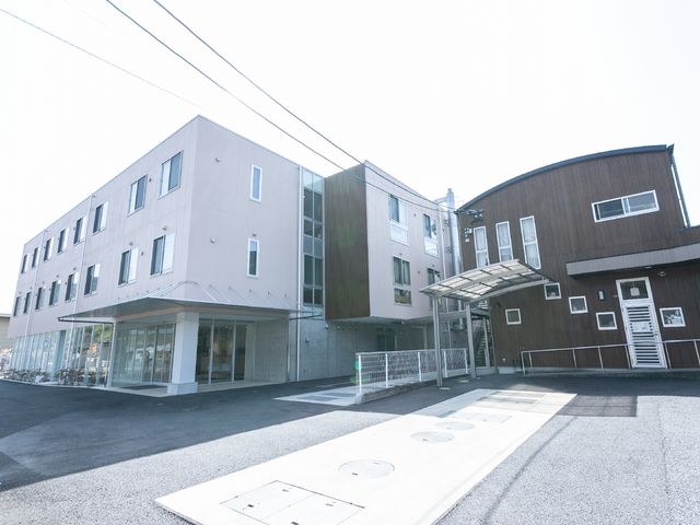 モダンな建物のエントランス 外観 広々としたクリアなガラス張りのエントランスは、明るく開放的な印象を与え、訪れる全ての人にやすらぎを提供いたします。