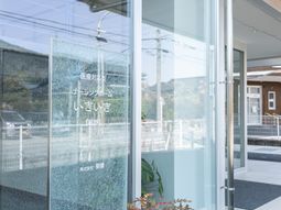 エントランスの看板