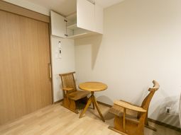 居室のテーブルと椅子