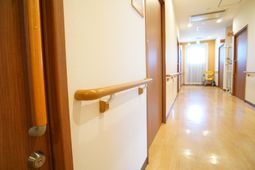 明るい廊下の手すり