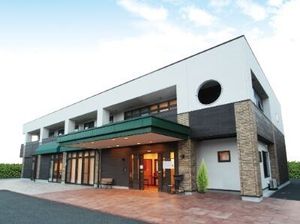 モダンな施設の外観