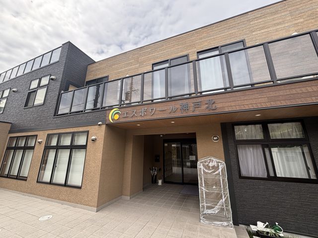 温かみのある入口 エントランス 温かみあるデザインのエントランスで、開放感を感じられます。仕事環境としても魅力です。