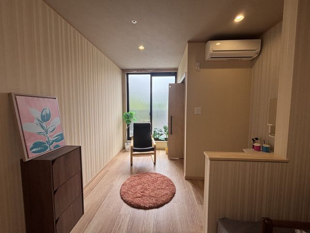 自然光の広がる部屋 居室 明るい自然光が差し込む居室です。リラックスできる椅子と植物が配置されています。