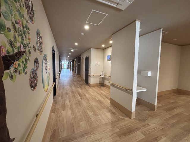 明るい廊下 廊下 自然光が差し込む明るい廊下は、快適に歩行できます。広々としており、移動がしやすい設計です。