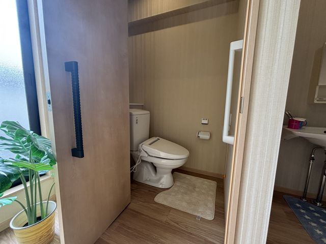設備が整ったトイレ トイレ 段差のない設計で、スムーズに利用できる安全なトイレです。明るい雰囲気が魅力です。