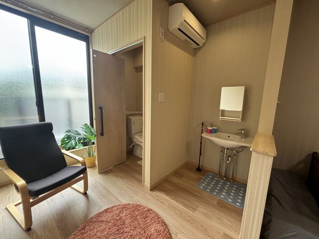 広々とした居室 居室 自然光が差し込む明るい空間です。個室内にトイレや洗面台があります。